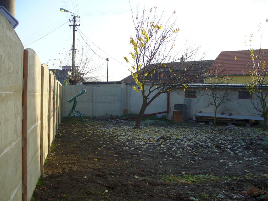 Zahradní zeď řed úpravami